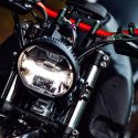 phare-avant-de-moto-homologue-180mm-vue-de-face-sur-café-racer-streetfighter