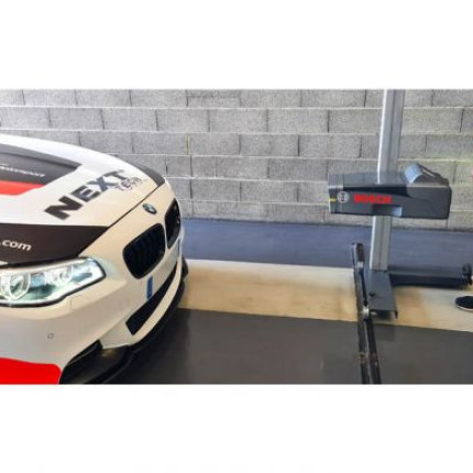 Voiture next-tech au controle technique pour vérification de l'éclairage