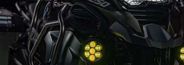 caches-de-protection-jaune-pour-feux-led-xp7-next-tech-installes-sur-moto-bmw-gs
                      