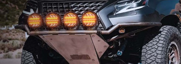 feux-led-220mm-next-tech-montes-sur-un-4x4-offroad-avec-feux-de-jour-orange
                      