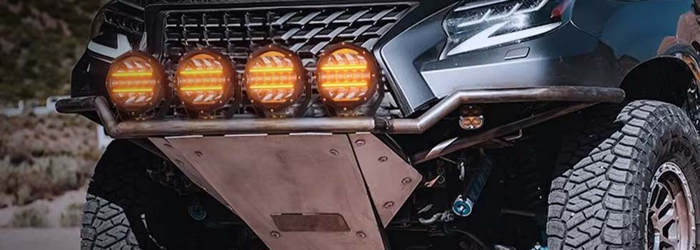 feux-led-220mm-next-tech-montes-sur-un-4x4-offroad-avec-feux-de-jour-orange
